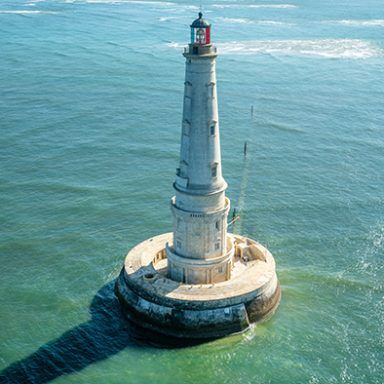 Phare emblématique situé en pleine mer, au large de la Charente-Maritime.