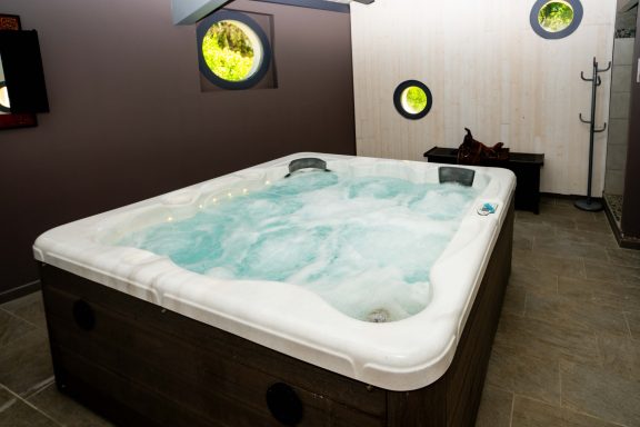 Jacuzzi extérieur chauffé à disposition des visiteurs de L’Hacienda