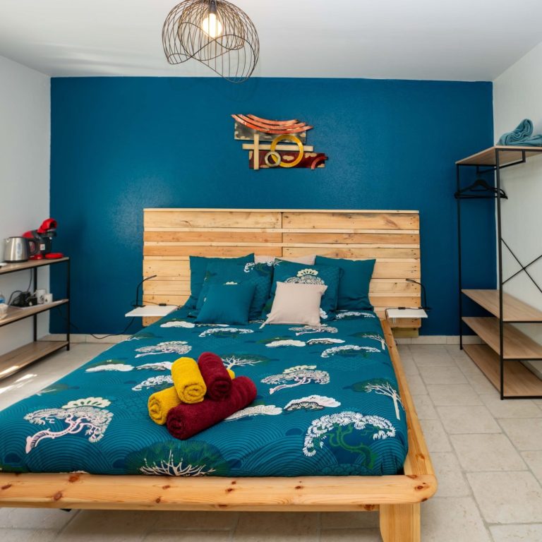 Chambre double du gîte Targa avec décoration moderne