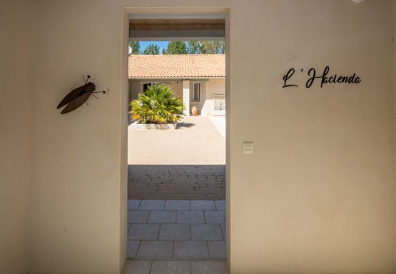 Entrée principale des gîtes L’Hacienda aux Mathes.