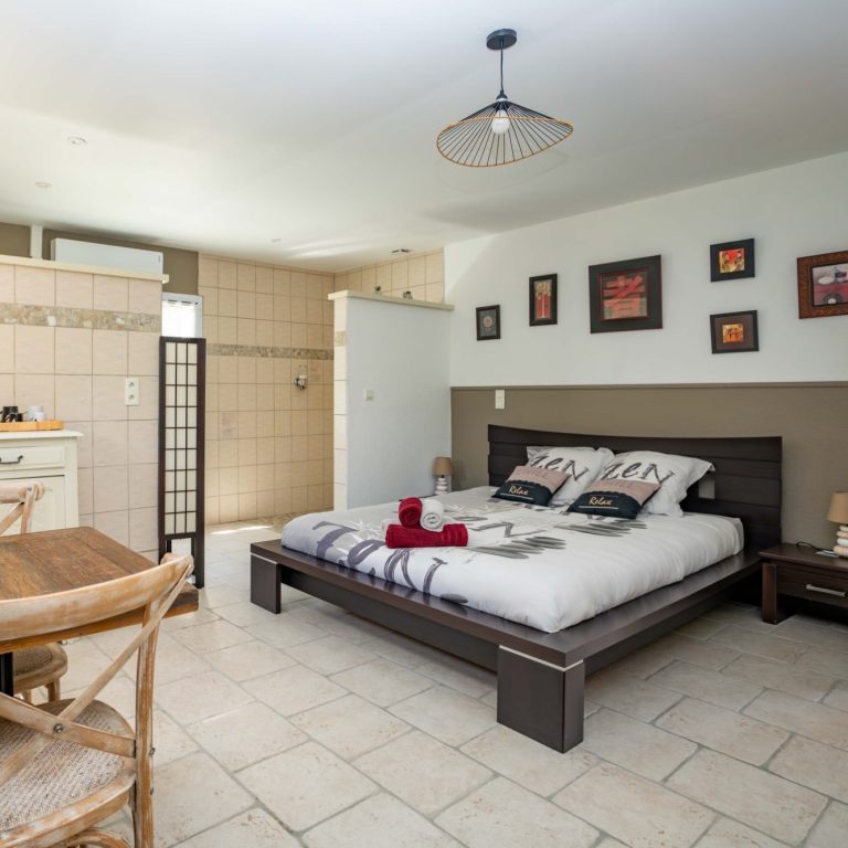 Chambre du gîte Carrera avec lit double et décoration chaleureuse