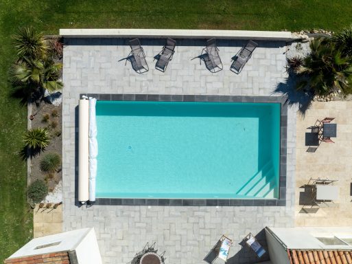 Piscine extérieure entourée de végétation aux gîtes L’Hacienda