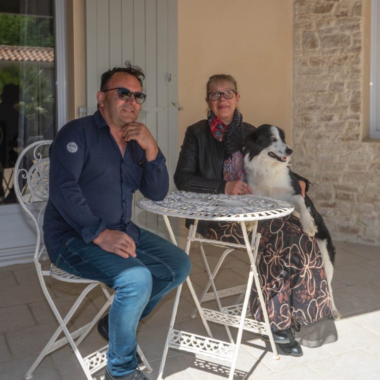 Les propriétaires des gîtes L’Hacienda accueillant les visiteurs aux Mathes