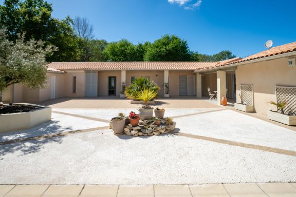 Terrasse commune avec mobilier de jardin aux gîtes L’Hacienda