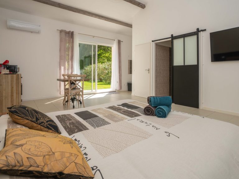  Studio moderne de 35 m² avec kitchenette, terrasse privée et vue sur le jardin, parfait pour un séjour autonome.