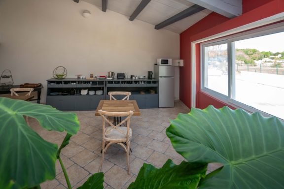 Cuisine entièrement équipée disponible pour les hôtes de L’Hacienda.