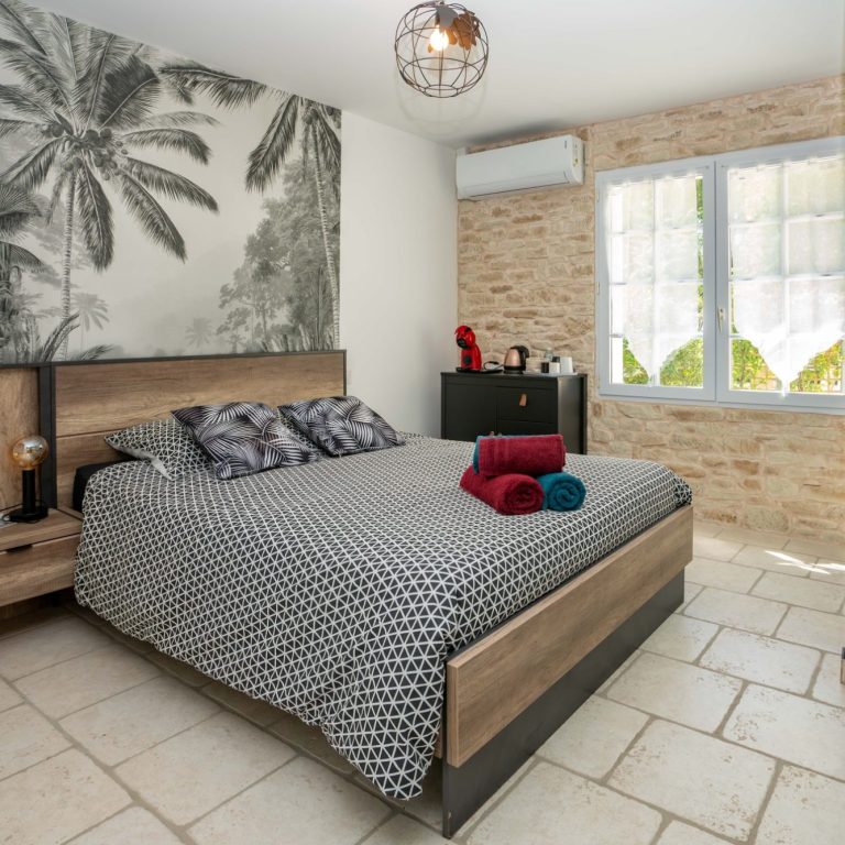 Chambre du gîte Spyder avec accès au patio privé