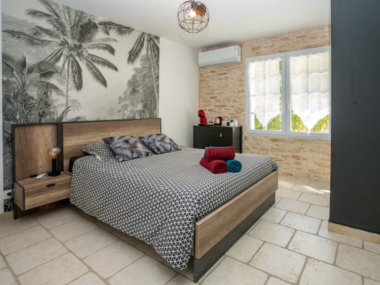 Chambre double élégante avec accès à un patio privé, offrant confort et tranquillité aux Mathes.