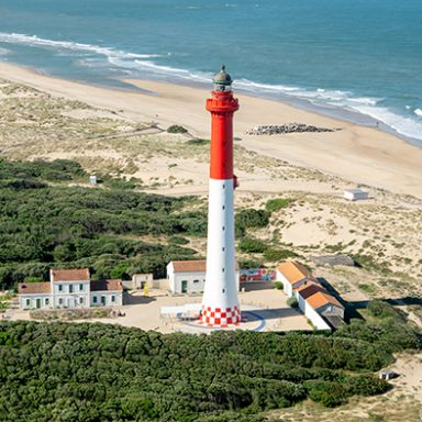 Phare rouge et blanc emblématique près des plages de Charente-Maritime.