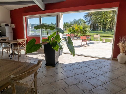 Jardin verdoyant entourant les gîtes L’Hacienda.